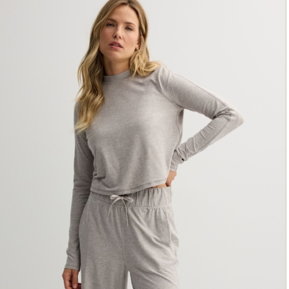 Wander Women's Heather Gray Long Sleeve Tee